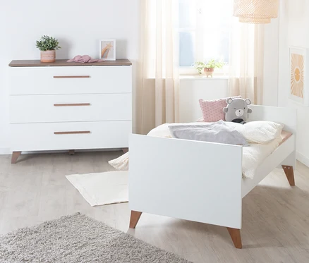 Kinderzimmer mit weißem Bett, roba »Ole« Kinderzimmerset Wickelkommode und Spielzeug.