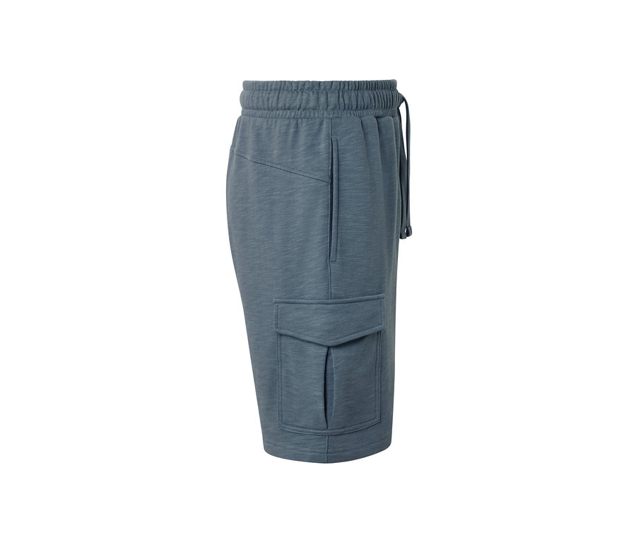 Blaue Cargo-Sweatshorts.