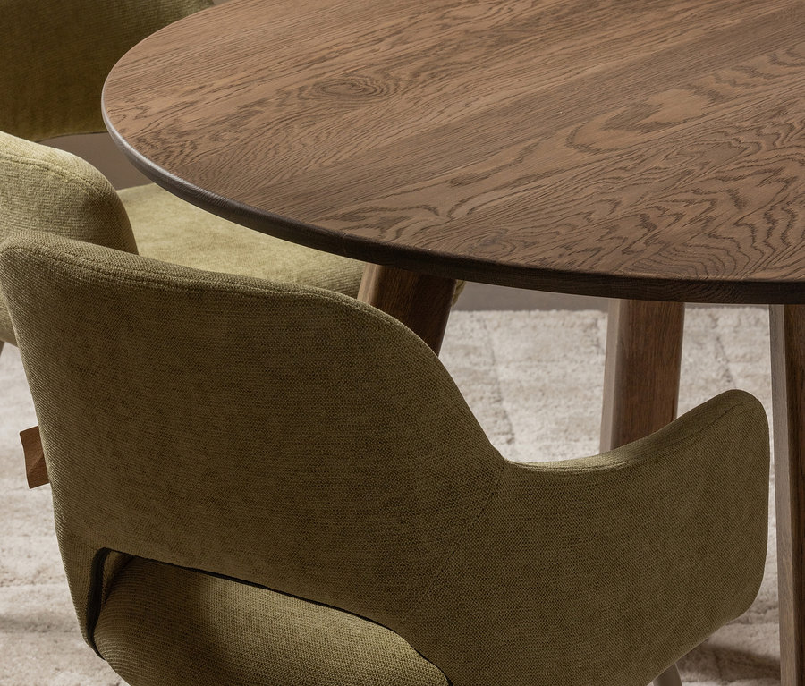 Detailansicht eines runden Holztisches mit zwei Woood »Jenny« Stühlen im 2er-Set in Salbeigrün.