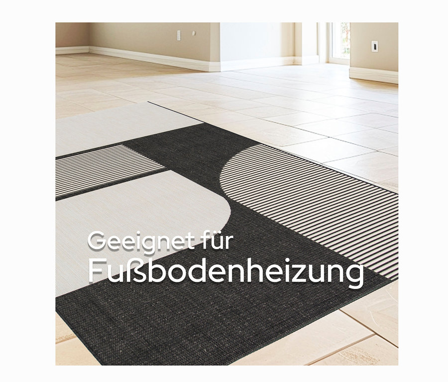 Schwarz-weißer Outdoor-Teppich »Zen Lines« liegt auf dem Boden.