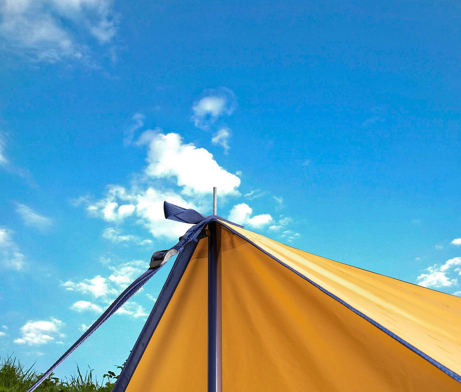 Detailaufnahme eines gelben Tambu Sonnensegel CHADA, klein, befestigt mit blauen Seilen vor blauem Himmel.