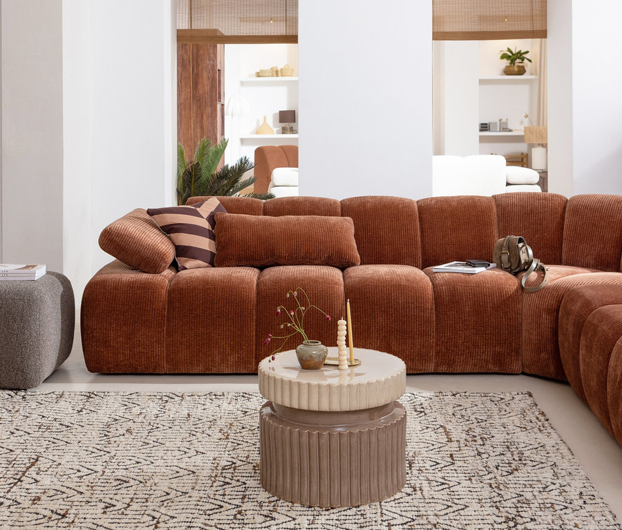Braunes Modulsofa mit Kissen im Wohnzimmer auf dem beigen Woood Teppich Joslin.