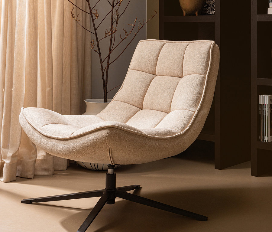 Naturfarbener Woood Drehsessel Maudi steht neben Vorhängen und einer Pflanze.