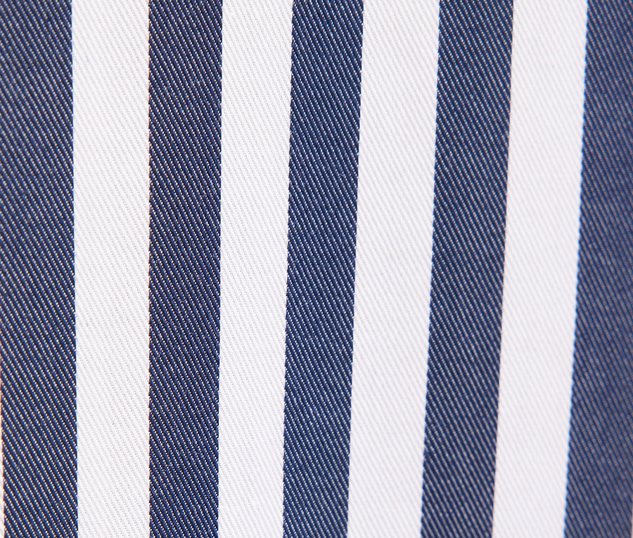 Detail eines blau-weiß gestreiften Musters.