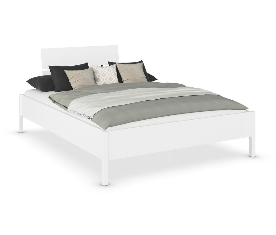 Weißes Bett mit grauem Überwurf und Kissen.