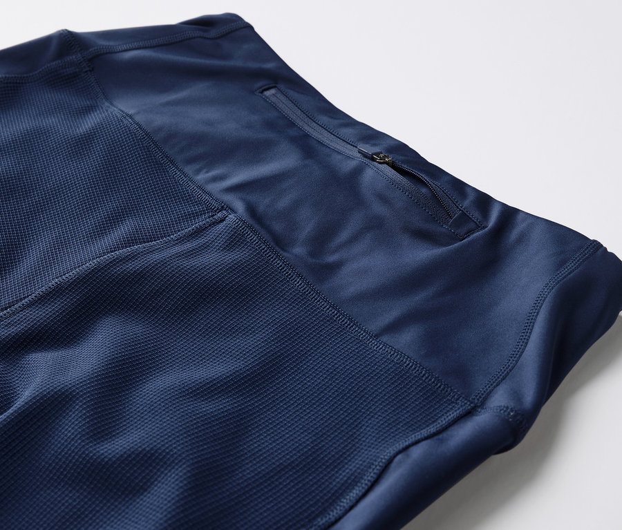 Nahaufnahme einer 3/4-Trekking-Tight mit Reißverschlusstasche.