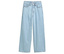 Helle blaue, weit geschnittene Jeans.