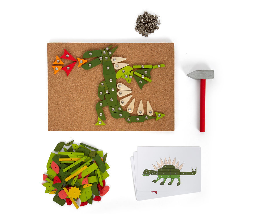 small foot Hämmerchenspiel, Pflanzen und Lebewesen. Kinder hämmern bunte Holzformen mit einem Hammer auf ein Korkbrett, um Bilder zu erstellen.