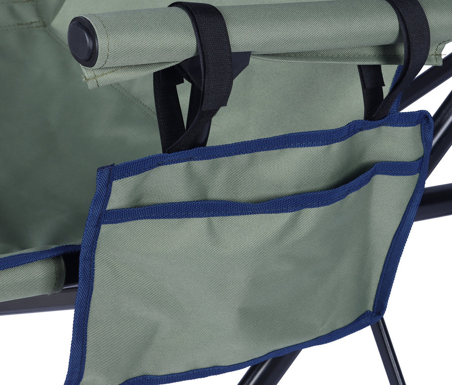 Detailansicht eines grünen Tambu Camping-Faltstuhls »NADIRA« mit blauem Rand und schwarzem Gestell.