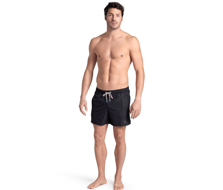 Mann trägt schwarze arena Pro_File Beach Shorts mit bunten Kordeln.