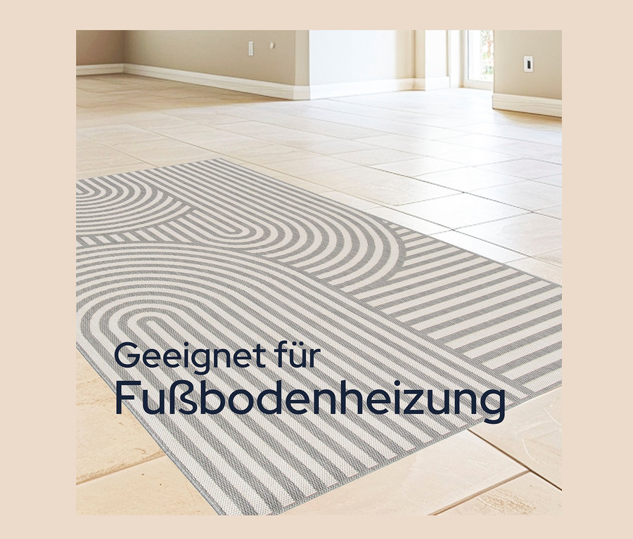 Ein beiger Raum mit beigem Bodenbelag, auf dem ein Outdoor-Teppich »Arc Symphony« mit grauen und weißen Streifen liegt.