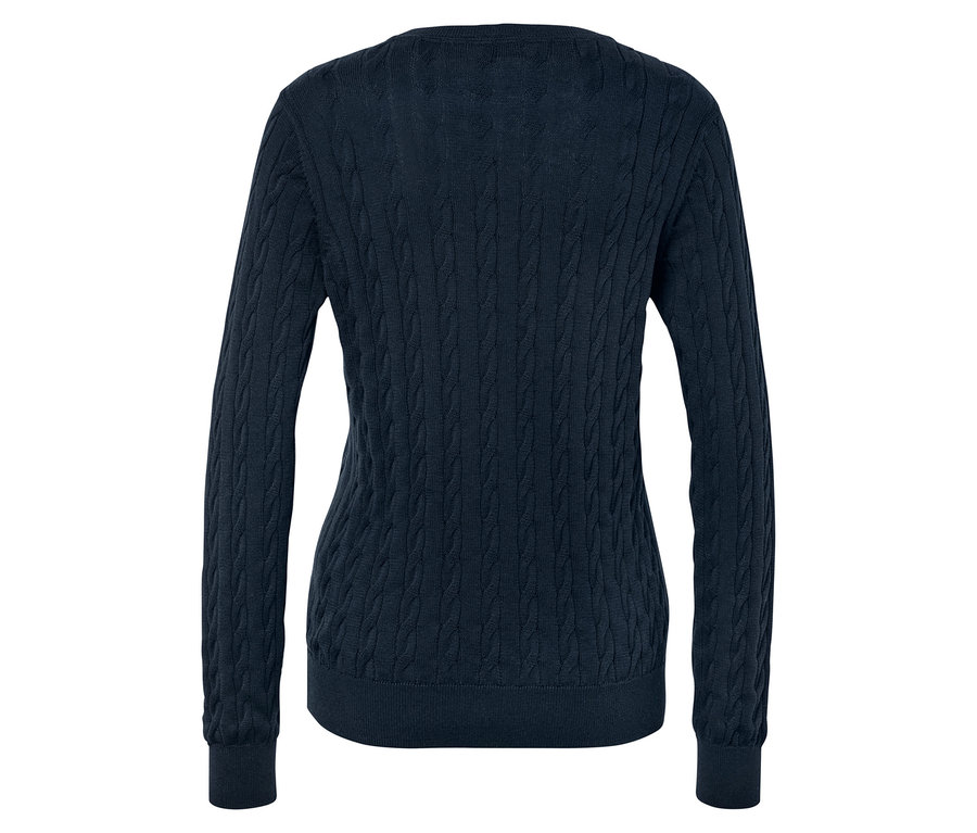 Detail der Rückseite eines dunkelblauen Strickpullovers mit Zopfmuster.