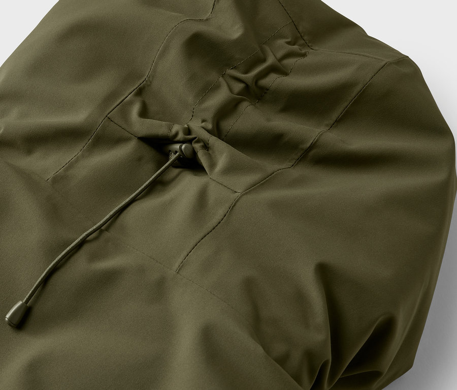 Detail einer olivgrünen Jackenkapuze mit Kordelzug.