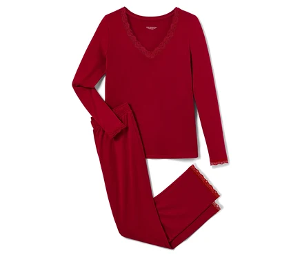 Rotes Pyjama-Set mit Spitzenbesatz, bestehend aus einem langärmeligen Oberteil und einer Hose, liegend auf einem weißen Hintergrund.