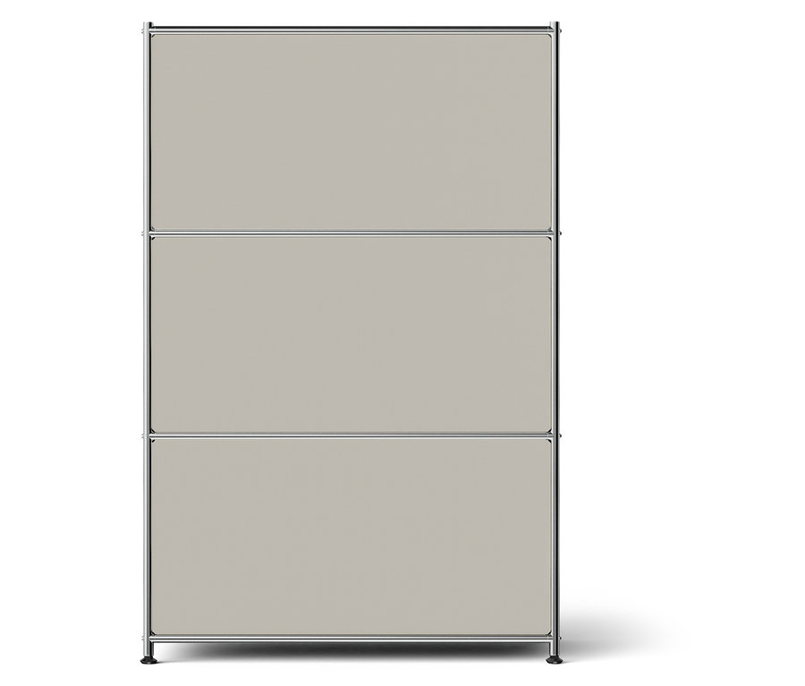 Beiger Schrank mit drei Regalen und silbernem Rahmen.