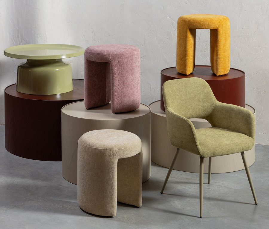 Verschiedene Hocker und Stühle sind auf zylindrischen Sockeln angeordnet, darunter ein Woood Stühle »Jenny«, 2er-Set, Salbei.