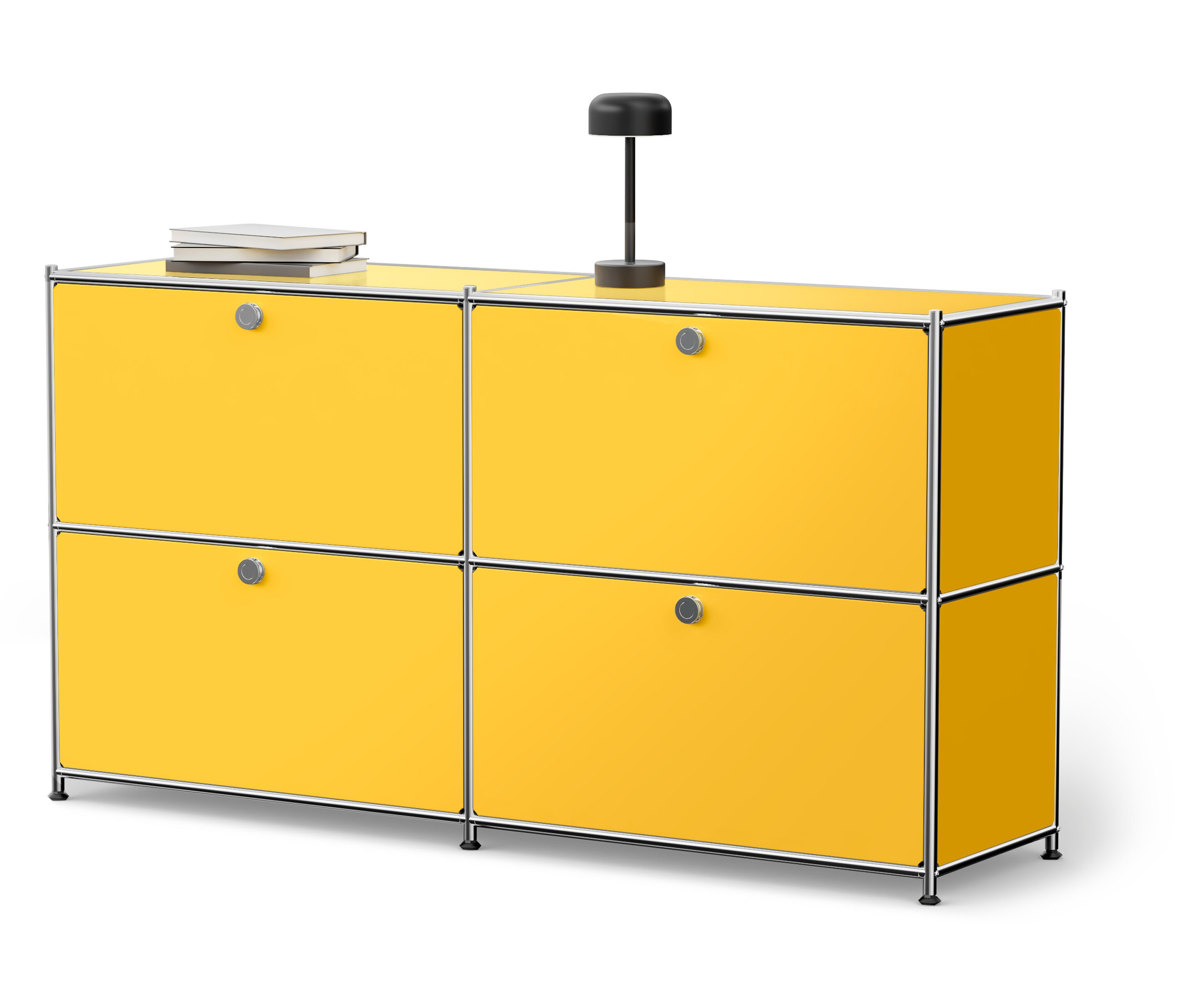 Gelber Schrank mit vier Türen, auf dem zwei Bücher liegen und eine Lampe steht.