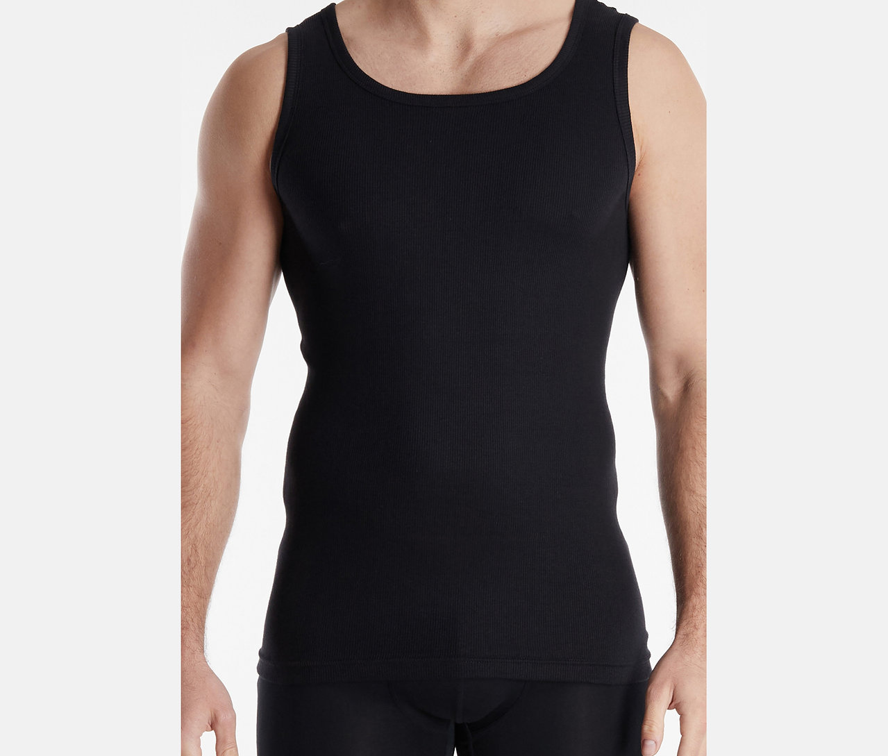 Mann trägt ein geripptes, ärmelloses, schwarzes Unterhemd.