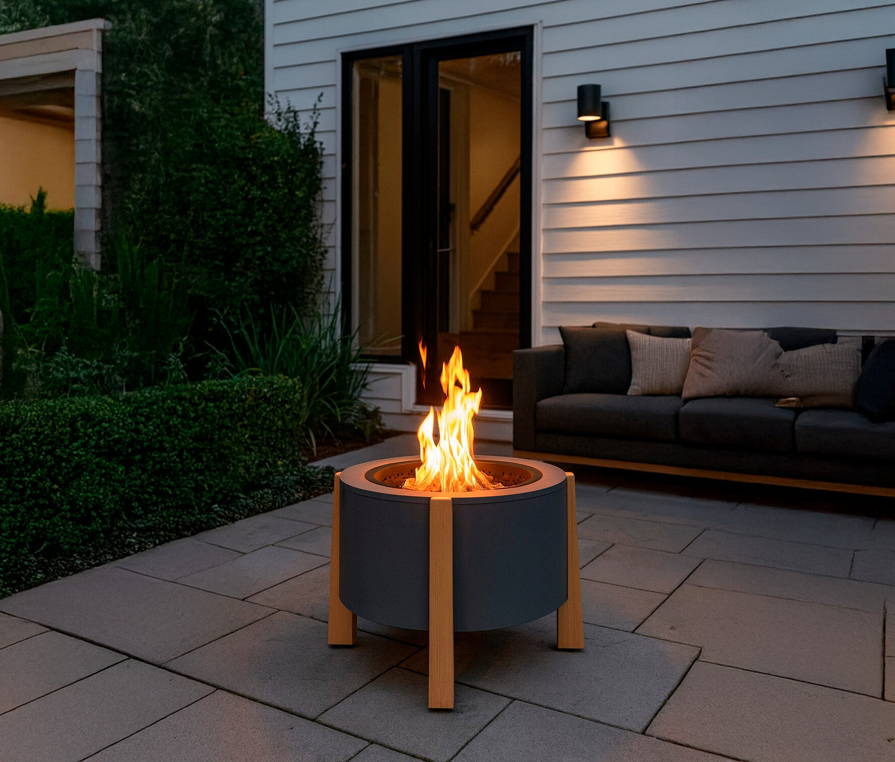 Brennende RedFire Feuerschale »Lion« mit raucharmer Verbrennung auf einer Terrasse.