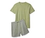 Ein hellgrünes T-Shirt und graue Shorts liegen nebeneinander.