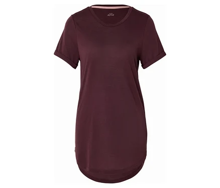 Ein weinrotes, kurzärmeliges T-Shirt mit abgerundetem Saum liegt auf einem weißen Hintergrund.
