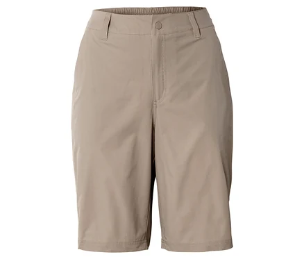 Beige Shorts vor neutralem Hintergrund.