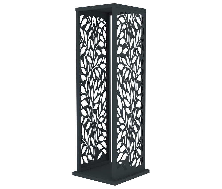 Eine graue, quaderförmige Gartenleuchte mit ausgeschnittenen Blättern steht auf einem weißen Hintergrund.