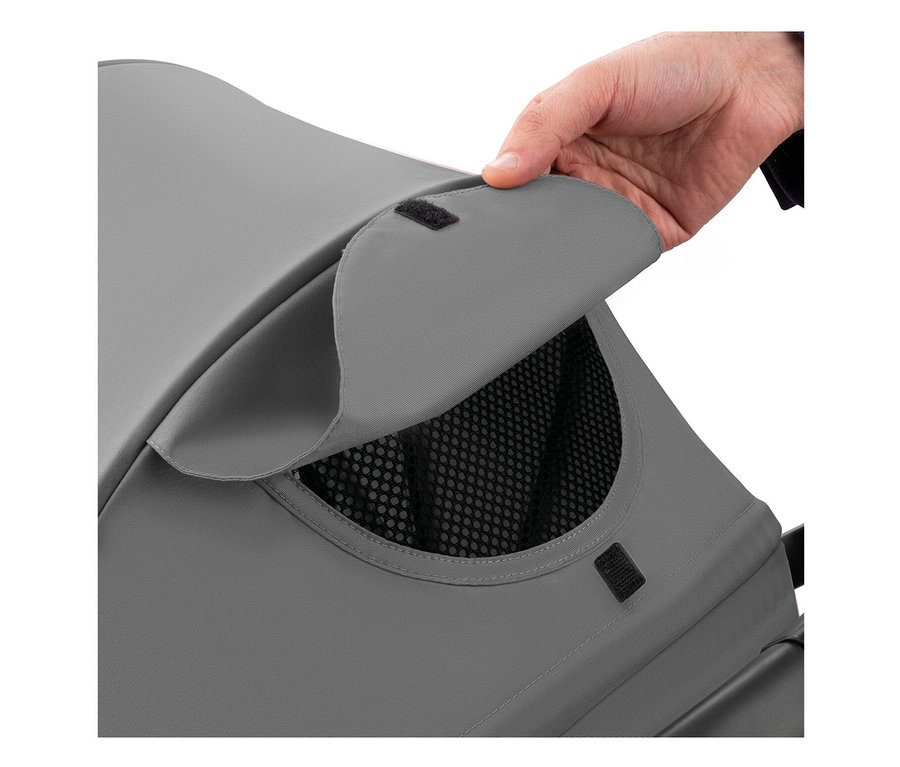 Hand öffnet eine graue Kinderwagenabdeckung mit einem Netzfenster darunter.