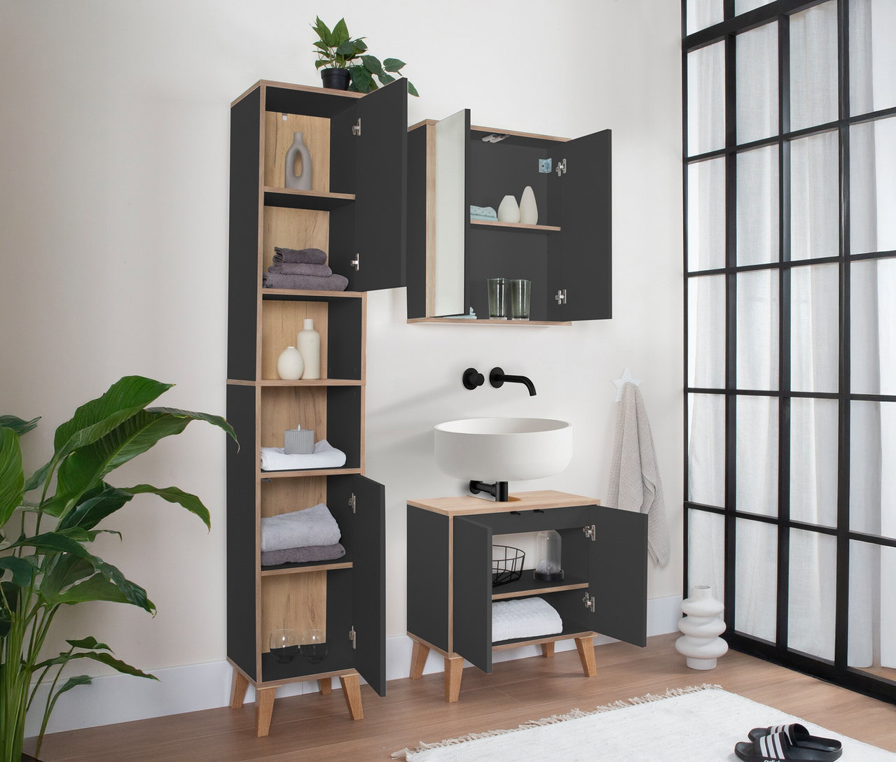 Badezimmer-Interieur mit Roba Spiegelschrank »Morena« mit 2 Türen und Spiegel, grau mit Artisan-Eiche, Waschbecken und Zimmerpflanze.