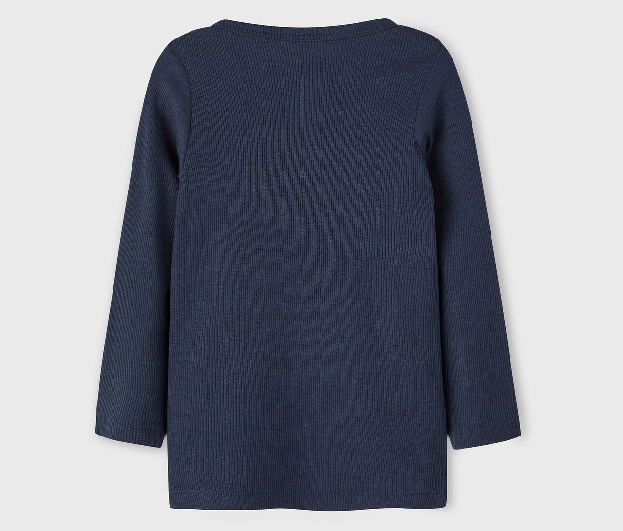 Nahaufnahme des Rückens eines marineblauen, gerippten NAME IT Langarmshirts.