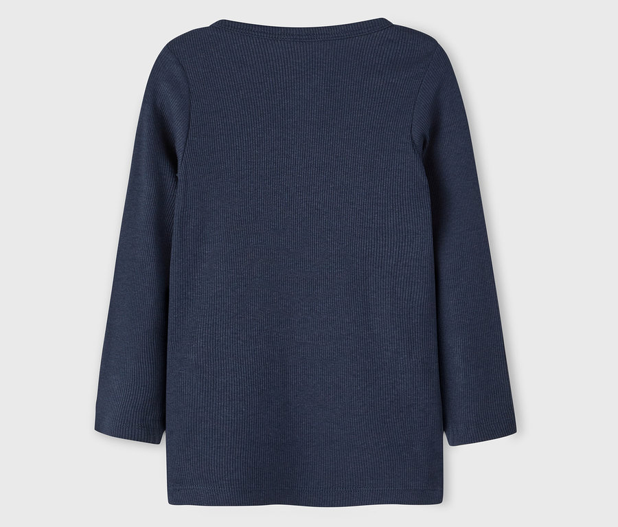 Nahaufnahme des Rückens eines marineblauen, gerippten NAME IT Langarmshirts.