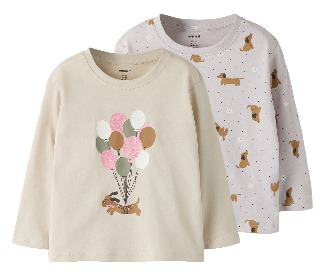 Zwei NAME IT Langarmshirts, eines beige mit einem Dackel der an Ballons hängt, das andere lila mit Dackel-Muster.