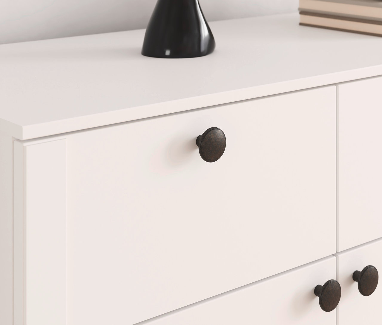 Nahaufnahme der weißen Rauch Kommode »Savona« mit drei Schubladen und drei Türen, mit dunklen runden Griffen.