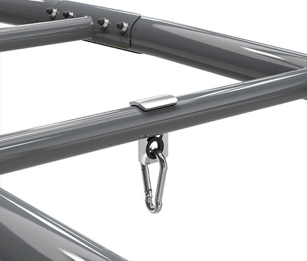 Nahaufnahme eines grauen Metallgestells mit Bolzen und einer silbernen Karabinerbefestigung.