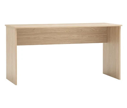 Ein heller Holzschreibtisch steht vor einem weißen Hintergrund.