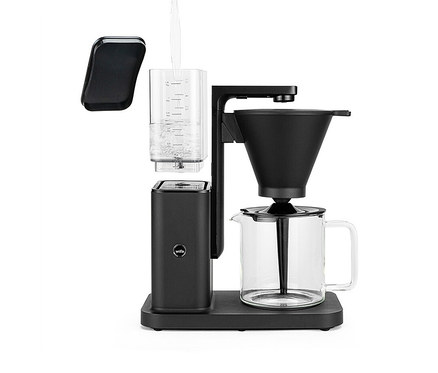 Schwarze Wilfa Kaffeemaschine mit Wasser im Behälter und Glaskanne auf einer schwarzen Basis.