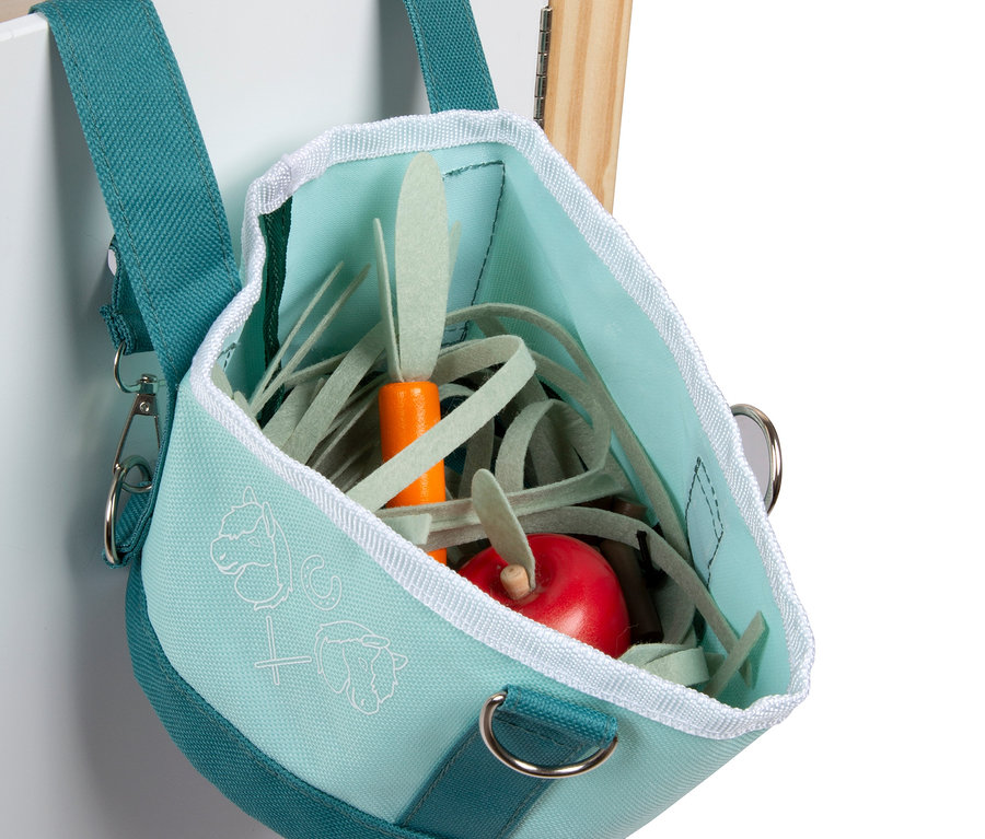 Nahaufnahme des small foot Pferdefutter-Sets mit Tasche, gefüllt mit Spielzeugheu, einer Karotte und einem Apfel.