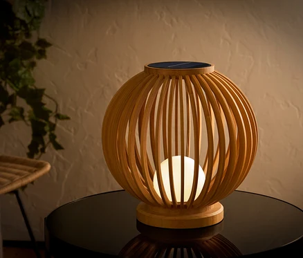 Dekorative Solarleuchte aus Holz auf einem Tisch.