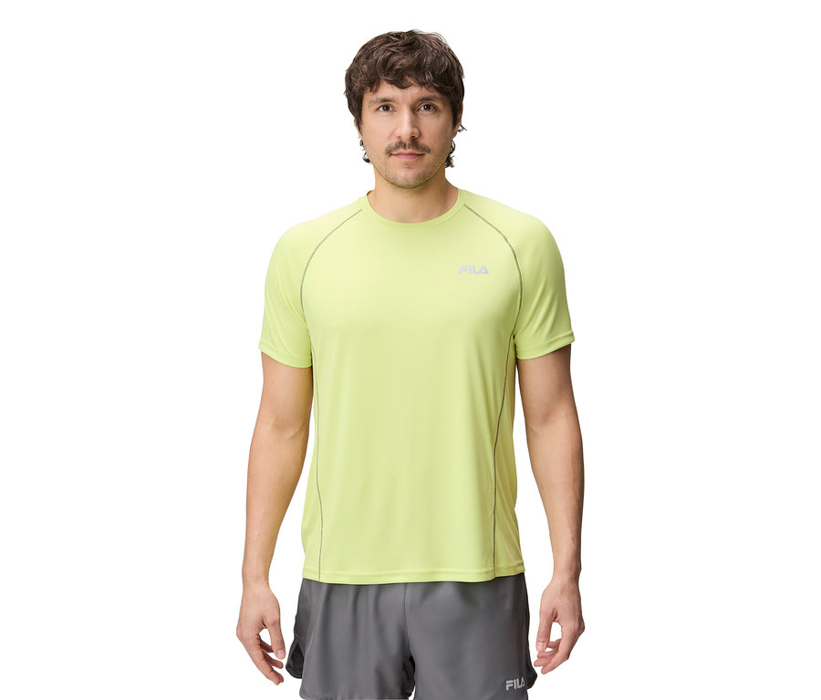 Mann trägt ein hellgrünes Sportoberteil und graue Shorts.