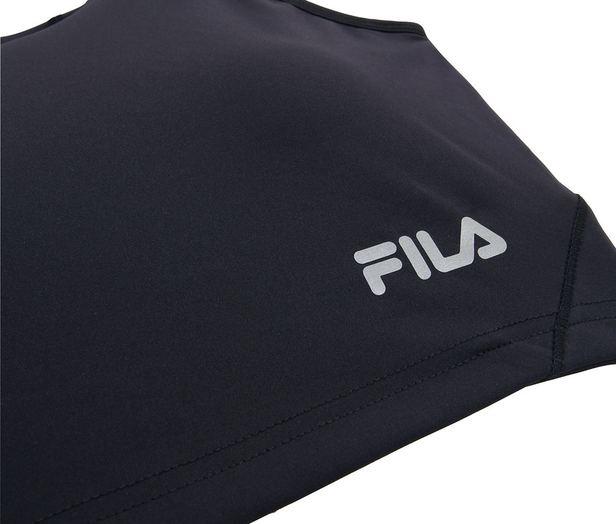 Detailaufnahme eines schwarzen Tanktops mit silbernem Fila-Logo.