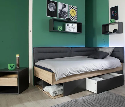 Ein Roba Jugendbett »Marvin«, 90 x 200 cm steht in einem Zimmer mit grünen Wänden.