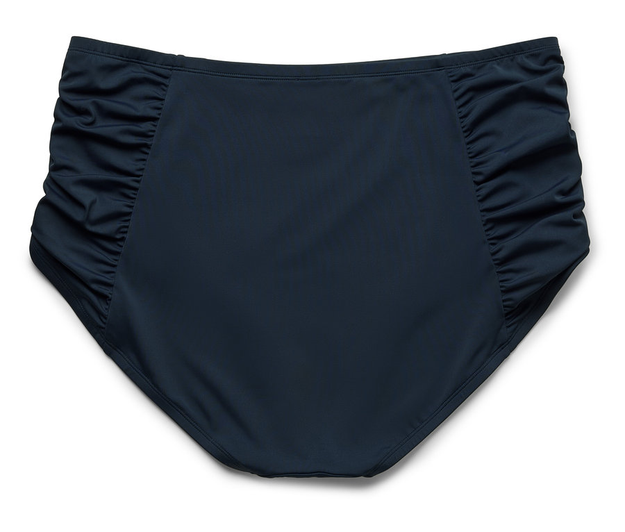 Dunkelblaue Badehose mit gerafften Seiten auf weißem Hintergrund.