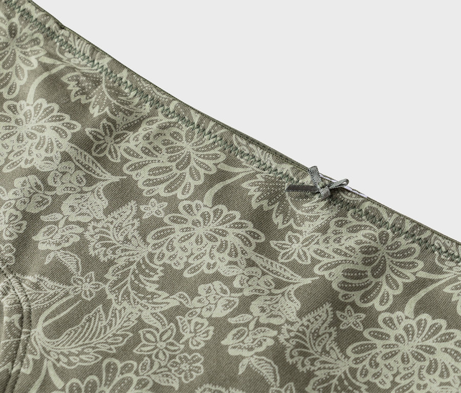 Nahaufnahme von Unterwäsche mit Blumenmuster und einer kleinen Schleife.