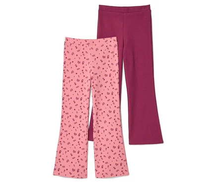 Zwei ausgestellte Hosen liegen übereinander, eine rosa mit Blumenmuster und eine einfarbig weinrot.