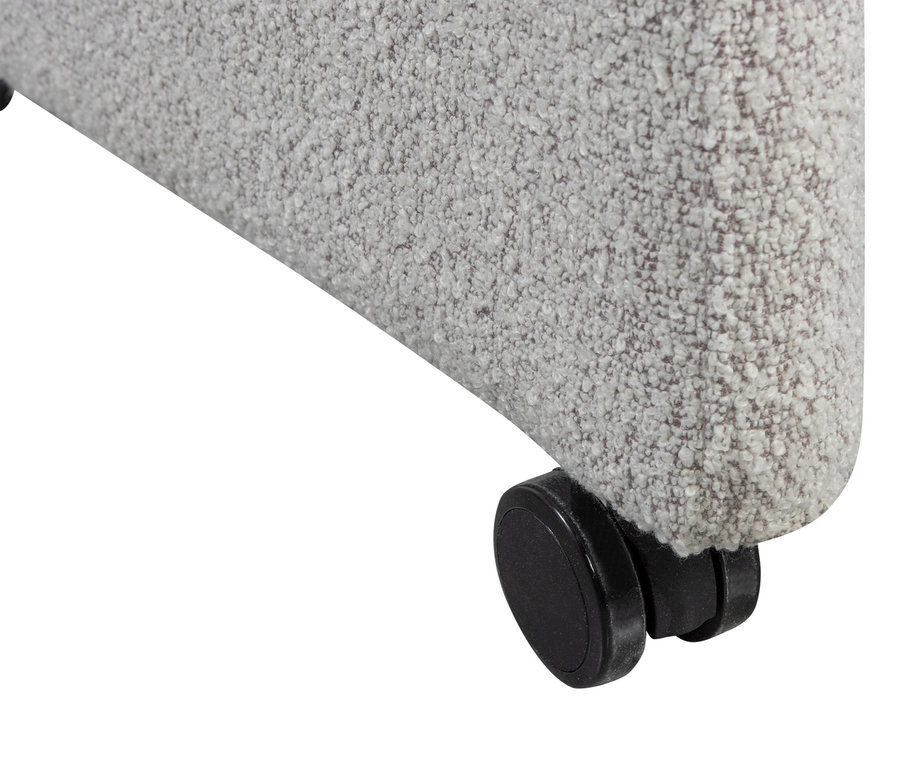 Detailansicht von einem Woood »Lyric« Esszimmerstuhl mit Rädern, der vor einem weißen Hintergrund steht.