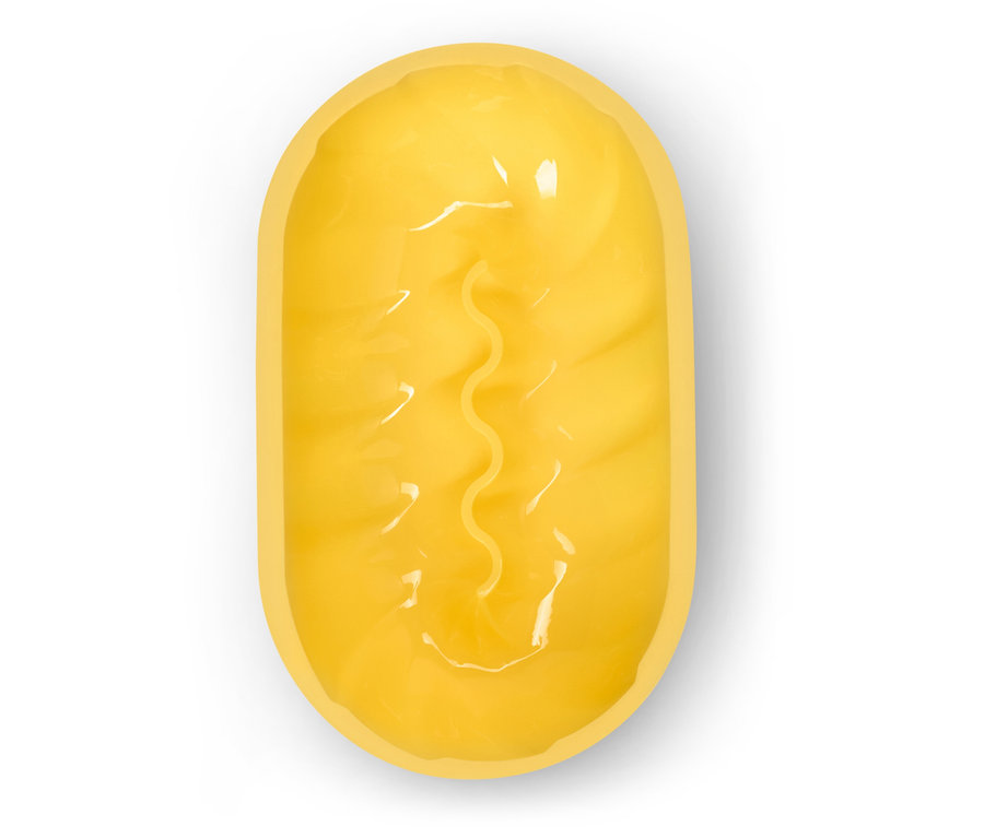 Draufsicht einer länglichen, gelben Badebombe mit gewellter Rille in der Mitte auf weißem Hintergrund.