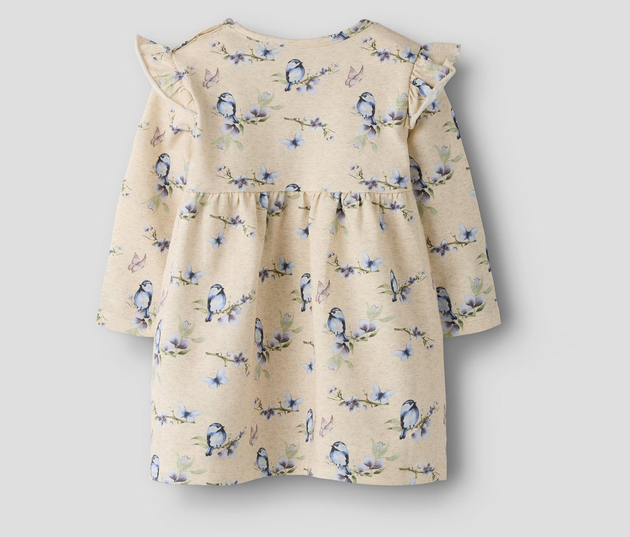 Nahaufnahme des NAME IT Babykleids mit Vogel- und Blumenmuster und Rüschenärmeln.