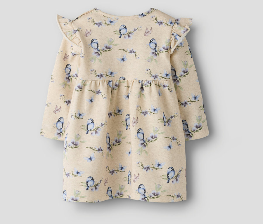 Nahaufnahme des NAME IT Babykleids mit Vogel- und Blumenmuster und Rüschenärmeln.