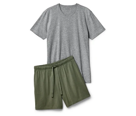 Ein graues T-Shirt und eine grüne, kurze Hose liegen auf einem weißen Hintergrund.