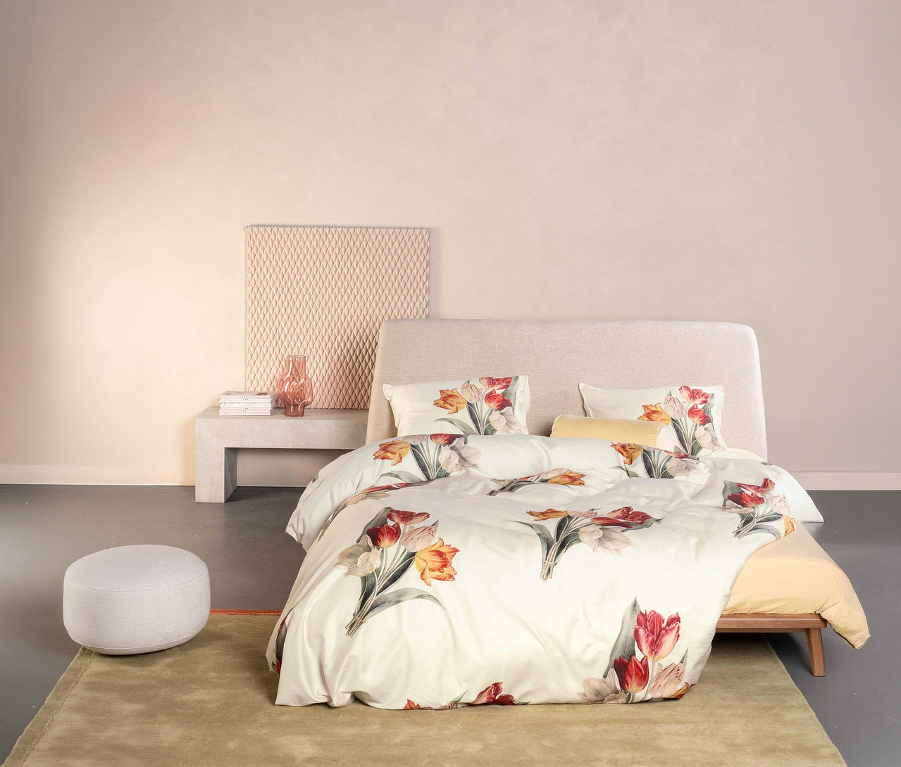 Bett mit Essenza Satin-Bettwäsche »Tosca« in Normal- und Übergröße mit Blumenmuster, dazu ein Hocker und ein Teppich.